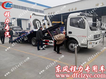 用戶到湖北程力清障車間成品區(qū)看車情景 =用戶到湖北程力清障車間成品區(qū)看車情景
