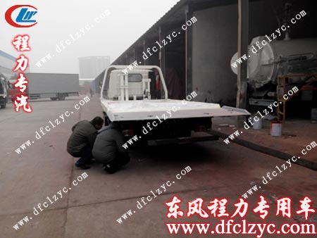 湖北程力東風(fēng)一拖二銳鈴清障車做最后噴漆工作 湖北程力東風(fēng)一拖二銳鈴清障車做最后噴漆工作