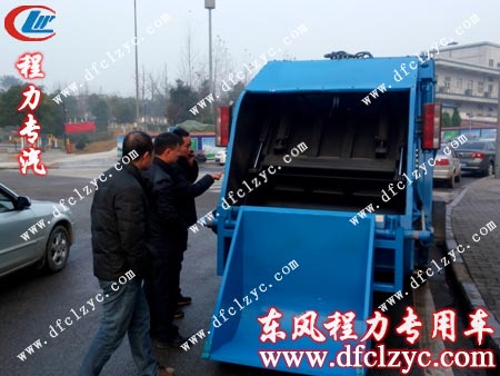 用戶(hù)對(duì)東風(fēng)多利卡壓縮垃圾車(chē)尾部垃圾斗的檢查與試用 戶(hù)對(duì)東風(fēng)多利卡壓縮垃圾車(chē)尾部垃圾斗的檢查與試用
