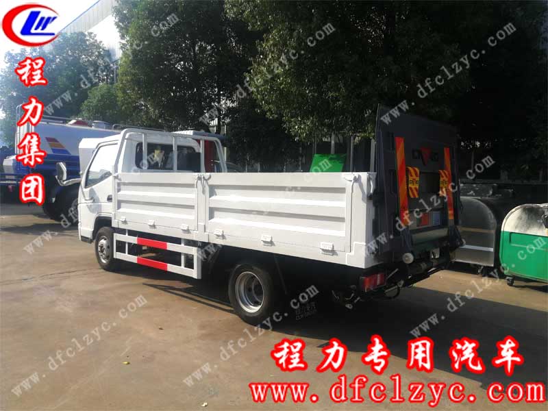 程力集團(tuán)國(guó)六唐駿歐鈴?fù)把b垃圾車，裝配液壓尾板，車廂可選裝側(cè)翻欄板，方便空桶搬運(yùn)
