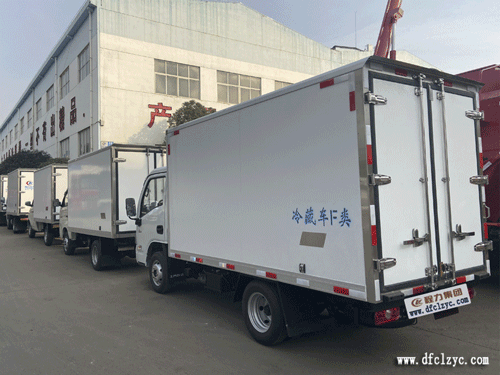 程力集團(tuán)正在發(fā)車的冷藏車 程力集團(tuán)正在發(fā)車的冷藏車