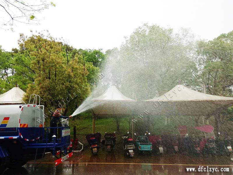 上圖為東風(fēng)D9多功能綠化噴灑車